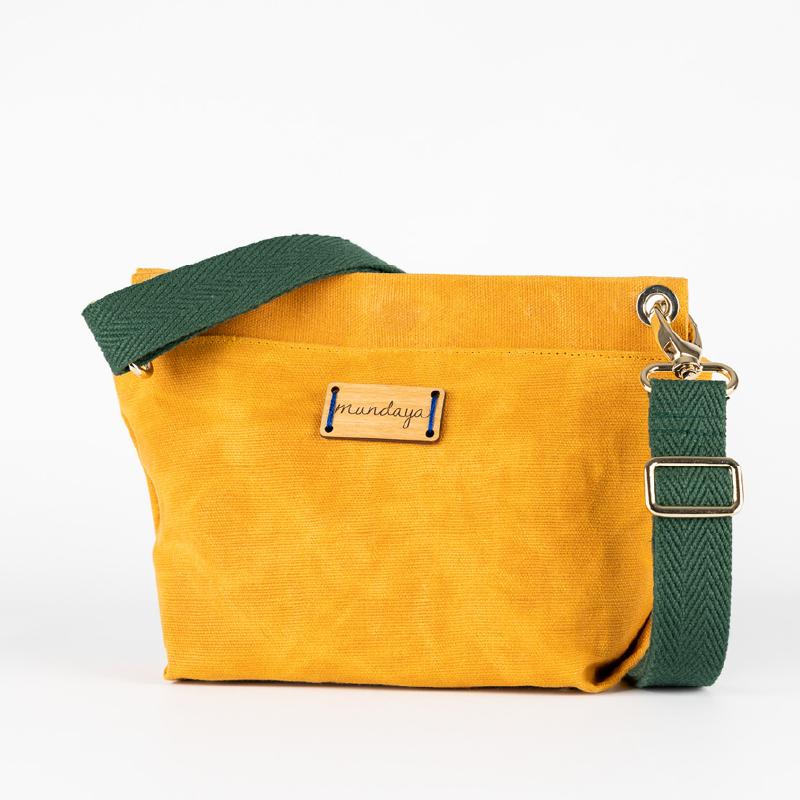 bolso bico amarillo con correa verde