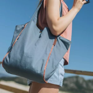 bolso azul colado del hombro